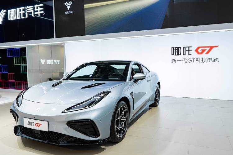 深圳113哪吒汽车在智能汽车领域的表现，领途汽车在新能源汽车市场中的影响力